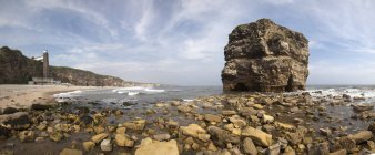 Grande formation rocheuse le long du littoral — Photo de stock