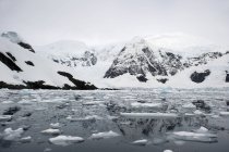 Montagnes et glaciers reflétés dans l'eau — Photo de stock