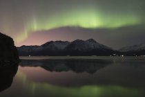 Aurora boreal por encima de las montañas de chugach - foto de stock