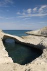 Piscina tranquilla di acqua e formazione rocciosa unica — Foto stock