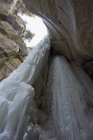 Cascata ghiacciata nel canyon di Maligne — Foto stock