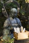 Черный Будда с коробкой — стоковое фото