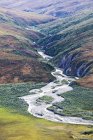 Річковий потік води в оточенні пагорбів — стокове фото