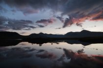 Immagine a specchio di montagne sagomate — Foto stock