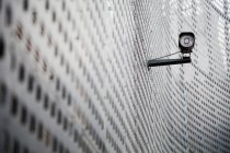 Überwachungskamera an geschwungener Metallwand — Stockfoto