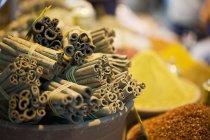 Palitos de canela e especiarias para venda em bazar de especiarias — Fotografia de Stock