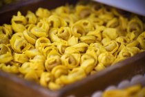 Nahaufnahme von rohen Tortellini in brauner Schüssel — Stockfoto