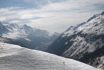 Person wandert über Schneeplateau — Stockfoto