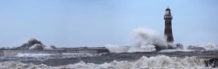 Waves crashing into a lighthouse — Stock Photo