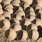 Top view of rows of clay bowls over ground — Stock Photo