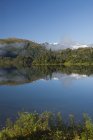 Lac Shrode avec brouillard bas — Photo de stock