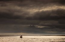 Barco de pesca para fora na água — Fotografia de Stock