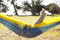 Gambe di una giovane ragazza che si alza da un'amaca; Crab cove california Stati Uniti d'America — Foto stock