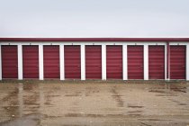Lagereinheiten mit roten Türen — Stockfoto