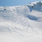 Лыжные трассы в снегу на горе — стоковое фото
