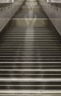 Escadas com grades de metal — Fotografia de Stock