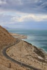 Camino a lo largo del mar muerto - foto de stock