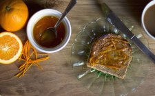 Marmelade auf Toast über Teller — Stockfoto