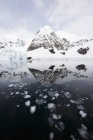 Montagnes et glaciers reflétés dans l'eau — Photo de stock