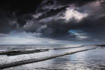 Nubes de tormenta oscura sobre el océano - foto de stock