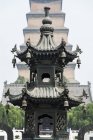 Металева конструкція з китайською архітектурою — стокове фото