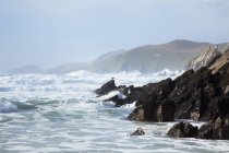 Acque agitate lungo la costa — Foto stock