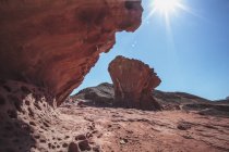 Formazione rocciosa e sunburst — Foto stock