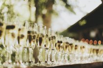Verres de champagne en rang — Photo de stock