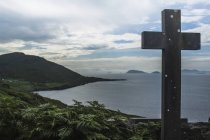 Croix au-dessus de la baie coulagh — Photo de stock