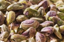 Vue rapprochée du tas de pistaches séchées — Photo de stock