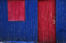Окрашенная красная дверь — стоковое фото
