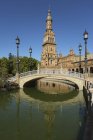 Puente sobre el agua en Sevilla - foto de stock