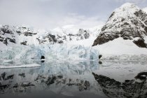 Montañas y glaciares reflejados en el agua - foto de stock