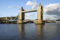 Tower Bridge sur la rivière, Londres — Photo de stock