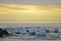 Lagoa Glacial ao pôr do sol — Fotografia de Stock