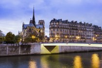 Puente sobre un río, París - foto de stock
