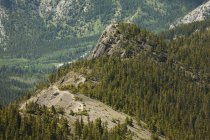 Mirando hacia abajo la cresta de almejas en las montañas rocosas - foto de stock