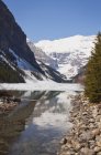 Lac Louise dans la chaîne de montagnes rocheuses d'Alberta — Photo de stock