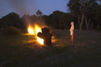 Am großen Lagerfeuer stehend; dunsborough west australia australia — Stockfoto