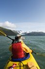 Person Seekajak im Prince William Sound, in der Nähe weißer, südzentral, alaska — Stockfoto