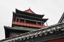 Здание с традиционной китайской архитектурой — стоковое фото