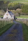 Церковь и кладбище; Шотландия — стоковое фото