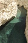 Ranquil bassin d'eau sous les rebords rocheux — Photo de stock