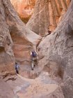 Persone che esplorano un canyon di slot; Hanksville utah Stati Uniti d'America — Foto stock