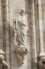 Statue en marbre sur cathédrale en marbre — Photo de stock
