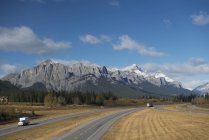 Autostrada attraverso il parco nazionale Banff — Foto stock