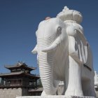 Estátua de elefante esculpida branca — Fotografia de Stock