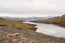 Piccolo lago nel parco nazionale di Torres del Paine — Foto stock