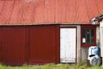 Porta branca no edifício vermelho — Fotografia de Stock