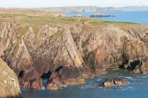 View of cliffs along coastline — Stock Photo